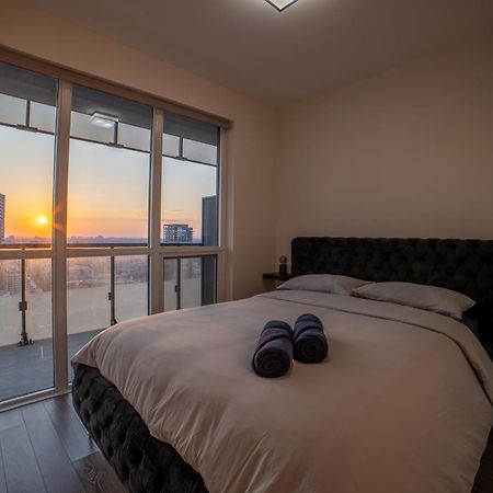Luxury Condo W/Mesmerizing Sunset Views & Free Parking Toronto Dış mekan fotoğraf