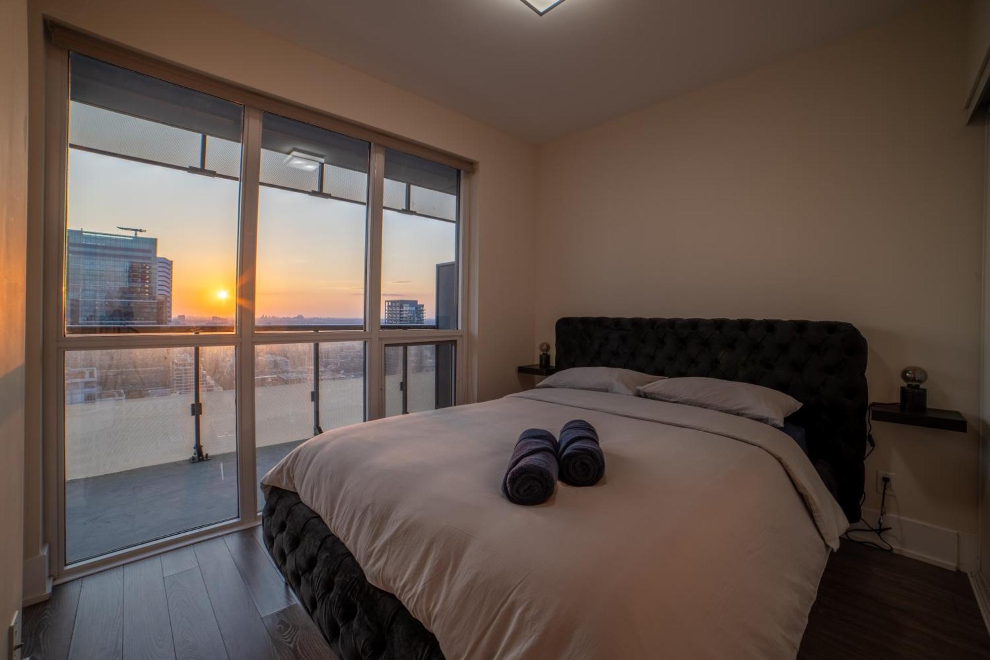 Luxury Condo W/Mesmerizing Sunset Views & Free Parking Toronto Dış mekan fotoğraf