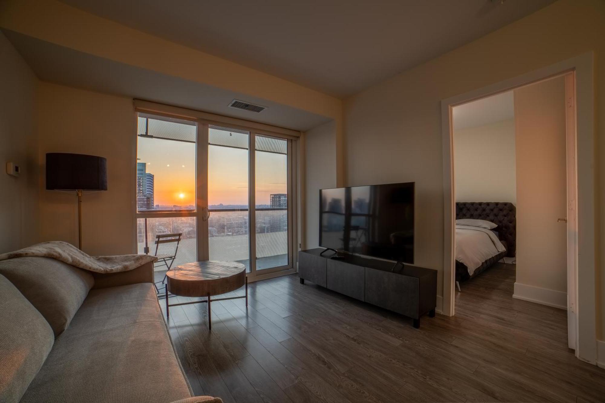 Luxury Condo W/Mesmerizing Sunset Views & Free Parking Toronto Dış mekan fotoğraf